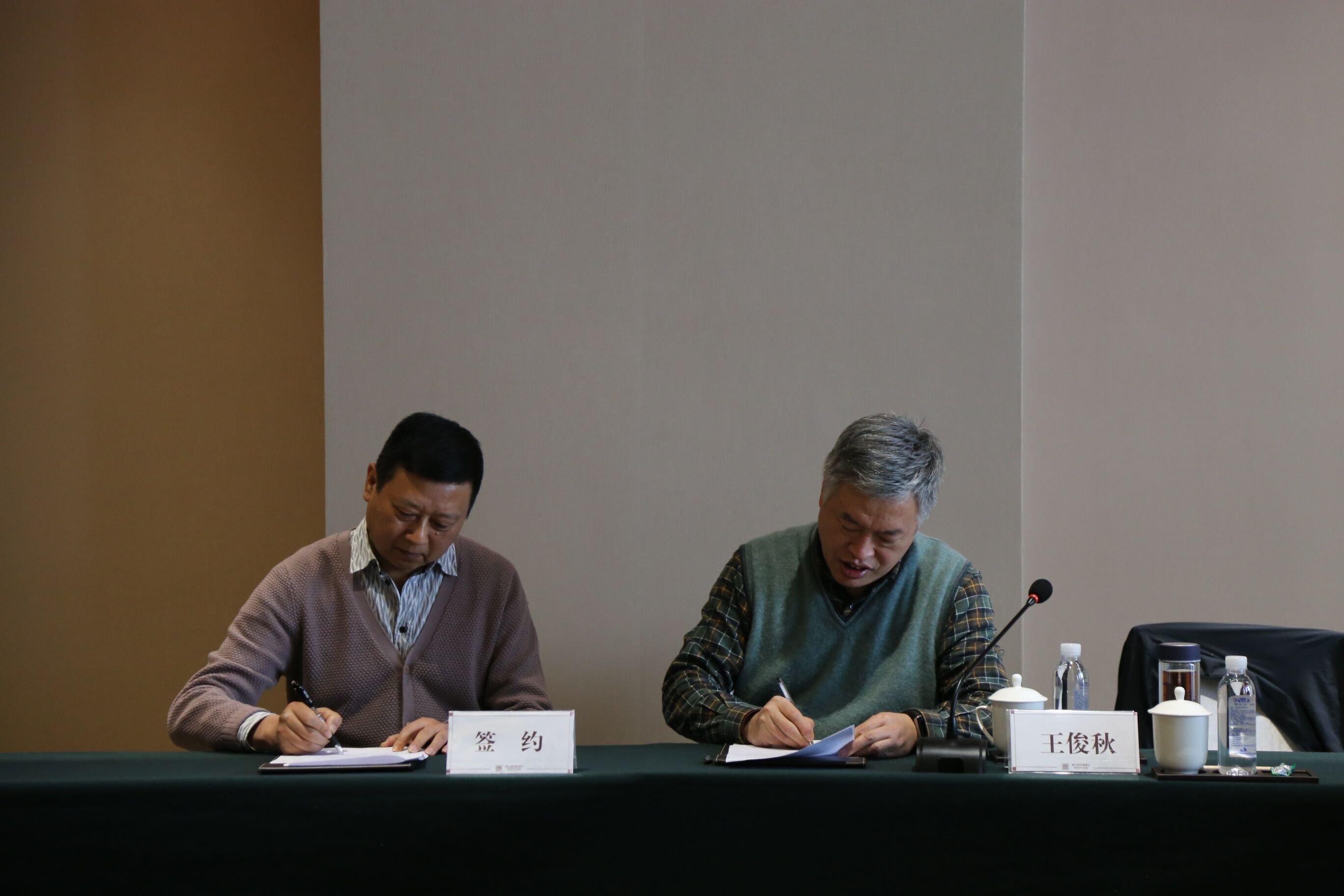 ��������